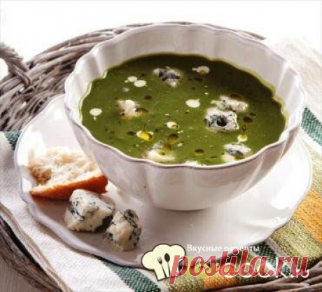 Крем-суп из брокколи и голубого сыра.