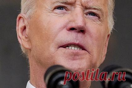 Байден оценил вероятность бегства таджиков из страны любой ценой. Президент США Джо Байден спрогнозировал, что если бы Штаты решили вывезти своих сторонников из Таджикистана, то сцена с людьми, свисающими с шасси самолета, как в Афганистане, могла повториться. Байден прокомментировал случай, когда афганцы в попытке бежать из страны цеплялись за фюзеляжи взлетающих самолетов.