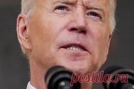 Байден оценил вероятность бегства таджиков из страны любой ценой. Президент США Джо Байден спрогнозировал, что если бы Штаты решили вывезти своих сторонников из Таджикистана, то сцена с людьми, свисающими с шасси самолета, как в Афганистане, могла повториться. Байден прокомментировал случай, когда афганцы в попытке бежать из страны цеплялись за фюзеляжи взлетающих самолетов.