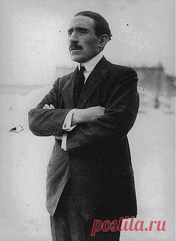 1877
Луи Рено (французское имя - Louis Renault)
французский промышленник, один из основателей компании «Renault» («Рено»). Четвёртый ребёнок в семье французского бизнесмена, Луи с детства интересовался техникой и провёл много времени в мастерской паровых