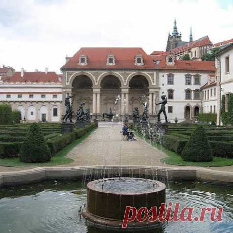 Wallenstein Palace and Gardens. Built in 1631 in Prague, Czech Republic. Three giant arches rising from double columns. It leads to a landscape of stables, grotto, fountain, aviary and Italian garden. In 1950, it became the Ministry of Culture. Since 1994 its home to the senate of the Parliament of the Czech Republic.  |  Найдено на сайте utrip.com.