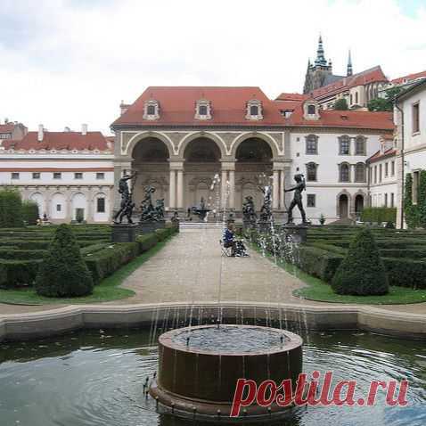 Wallenstein Palace and Gardens. Built in 1631 in Prague, Czech Republic. Three giant arches rising from double columns. It leads to a landscape of stables, grotto, fountain, aviary and Italian garden. In 1950, it became the Ministry of Culture. Since 1994 its home to the senate of the Parliament of the Czech Republic.  |  Найдено на сайте utrip.com.