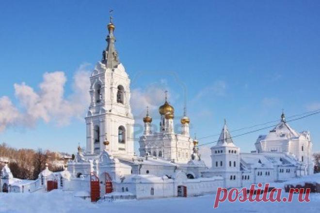 beautiful-church-in-winter-on-a-background-blue-sky-in-city-perm-russia | Architecture-Russia