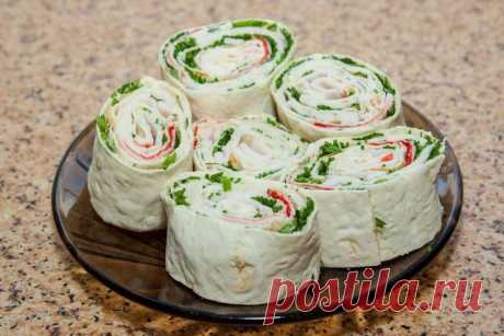 ТОП-7 РЕЦЕПТОВ ЗАКУСОК 
1) ПРАЗДНИЧНЫЕ БУТЕРБРОДЫ 
ИНГРЕДИЕНТЫ:
● Шпроты - 1 банка;
● Огурец свежий - 1 шт;
● Помидор свежий - 1 шт;
● Лук зелёный - 2 шт;
● Яйца варёные - 3 шт;
● Чеснок - 1-2 зубчика;
● Плавленый сыр - 2 ст.л;
● Твёрдый сыр - 50 грамм;
● Майонез - 1 ст.л;
● Чёрный перец - по вкусу;
● Укроп или петрушка - по вкусу;
● Листья салата - для подачи.
ПРИГОТОВЛЕНИЕ:
Наверно трудно представить себе праздничный стол без бутербродов. С закуски начинают практически к...