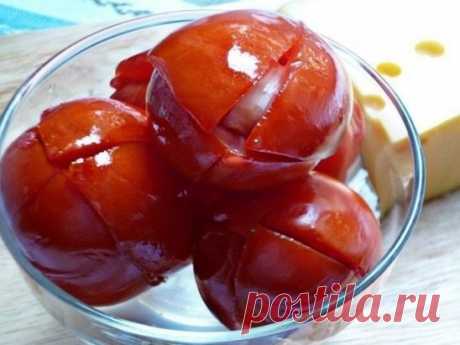 Помидоры как из бочки без уксуса 
==============================
Эти помидоры просто наркотик какой-то! Если вам негде хранить бочку с солениями, или просто хочется солёных помидорок поскорее, то приготовьте их таким простым способом. Никакого уксуса, всё натуральное.
(пропорции на 3 л. банку, можно готовить в любой таре, у меня на фото 1 л, но это очень мало, если только раздразниться)
Помидоры — на 3 л банку около 1,5 кг
Чеснок — кусочек зубка в каждый помидор
Специи — укроп, листья смородин