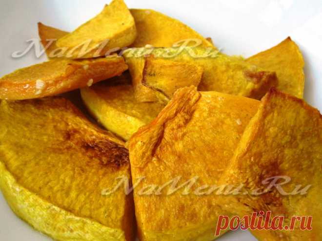 Тыква, запеченная с розмарином и чесноком Тыква, запеченная с розмарином и чесноком. Запеченная тыква в духовке станет прекрасным дополнением на праздник Хэллоиун.