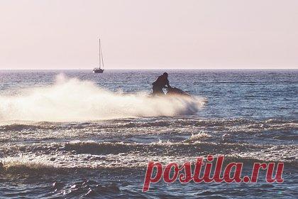 Китайский политзаключенный бежал в Южную Корею на гидроцикле. На побережье Южной Кореи был обнаружен политический заключенный из Китая, который пересек на водном скутере 321 километр. Политзаключенным является этнический кореец из Китая Квон Пхен. Ранее он отсидел в китайской тюрьме за сравнение председателя КНР Си Цзиньпина с Гитлером.