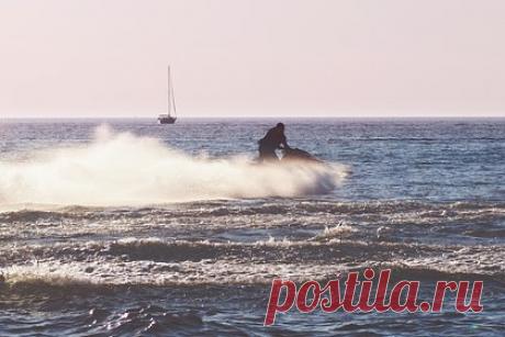 Китайский политзаключенный бежал в Южную Корею на гидроцикле. На побережье Южной Кореи был обнаружен политический заключенный из Китая, который пересек на водном скутере 321 километр. Политзаключенным является этнический кореец из Китая Квон Пхен. Ранее он отсидел в китайской тюрьме за сравнение председателя КНР Си Цзиньпина с Гитлером.