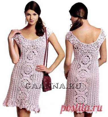 Розовое платье с цветочными мотивами