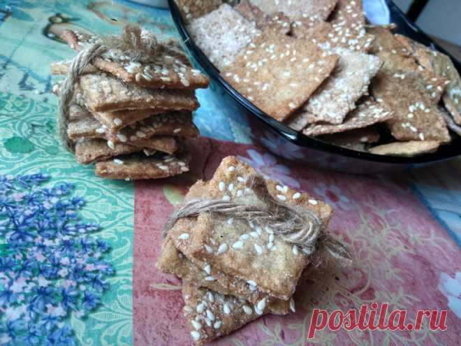 Пеку знаменитый «Французский крекер с кунжутом» на постный лад. Очень вкусно и от печенья на животных жирах не отличить - Пир во время езды Постное или вегетарианское печенье бывает очень вкусным и абсолютно не отличимым от десертов с добавлением сливочного масла, яиц и других животных жиров. Подтверждением тому являются хрустящие и ароматные крекеры с кунжутом. Крекеры бывают обычно как солеными, так и сладкими. Первые часто используют вместо хлеба на завтрак и как основу...
