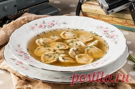 Рецепт дня: постные пельмени с грибами и картофелем

Ингредиенты:
Картофель - 6 шт
Лук репчатый - 2 шт
Грибы сухие - 100 грамм
Мука пшеничная - 600 грамм
Масло растительное - для жарки
Соль - по вкусу
Воды - 250 мл

Приготовление:
1. Тесто: муку просеять, посолить, постепенно влить воду, замесить тесто. Завернуть в пищевую пленку, поставить в холодильник на 1 час.
2. Начинка: грибы залить холодной водой на 2 часа, промыть, отварить, остудить, мелко нарезать. Картофель отва...