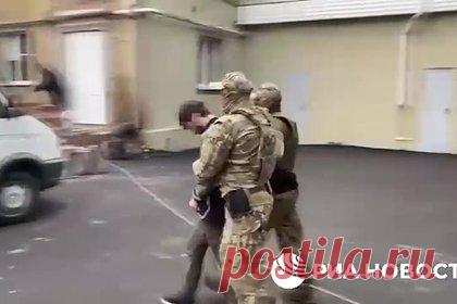 Признание пойманного ФСБ за подготовку теракта попало на видео. ФСБ показала оперативное видео задержания членов законспирированной ячейки запрещенной в России террористической организации «Исламское государство» (ИГ), которые готовили теракт на автостанции Ставрополя. На кадрах бойцы спецназа задерживают троих мужчин и двух женщин. У них изъяты компоненты бомбы.