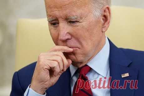 Байден потерял человека для приветствия. Президент США Джо Байден подошел к журналистам в Вашингтоне с протянутой для рукопожатия рукой, но не нашел, кому ее подать. «Байден ошеломил журналистов: вскинул руки вверх и ушел к ожидающему его вертолету Marine One», — подчеркнул автор материала в газете New York Post, которая обратила внимание на инцидент.