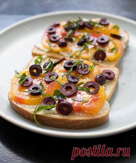 Open-Faced Heirloom Tomato Sandwiches | Love and Olive Oil