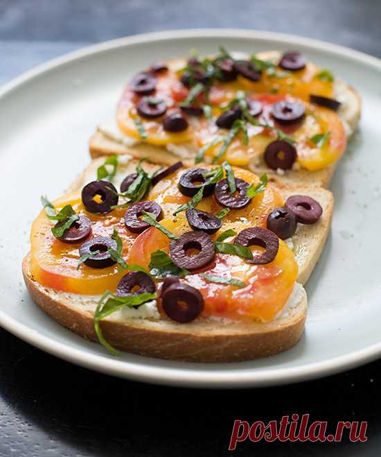 Open-Faced Heirloom Tomato Sandwiches | Love and Olive Oil