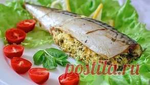 ДВА ЛУЧШИХ РЕЦЕПТА ФАРШИРОВАННОЙ СКУМБРИИ
______________________________________________________________________________ 
Очень вкусная рыбка - сытная. И начинка великолепно сочетается со вкусом скумбрии. 
Ингредиенты: 
Скумбрия замороженная 3 шт 
вареные яйца 2 шт 
Сыр 50 гр 
Петрушка 4-5 веточек 
Лимон ½ шт 
Цедра лимона 1 ч.л 
Чеснок 1 зубчик 
Соль 
Перец 
Приготовление: 
Скумбрию необходимо разморозить, удалить внутренности и хорошенько вымыть. Теперь делаем диагональные разрезы на тушке