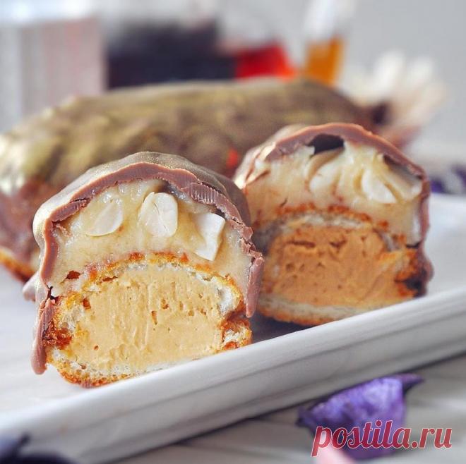 Эклеры «Сникерс»

рубрика - #тортдеко_рецепты
автор -  lemkiny_sladosti
по рецепту Сабы Джанджгавы

ТЕСТО

Ингредиенты

Молоко - 160гр;
Вода - 160гр;
Соль - 5 гр;
Сахар - 5 гр;
Сливочное масло - 82,5 % - 150гр;
Мука сильная - 180 гр;
Яйца (меланж) - 320 гр.

Приготовление:

Воду, молоко, соль, масло, сахар смешать в сотейнике, довести до кипения, снять с огня, всыпать муку и быстро размешать до однородности, вернуть на плиту, слегка просушить тесто, помешивая, снять с огня...