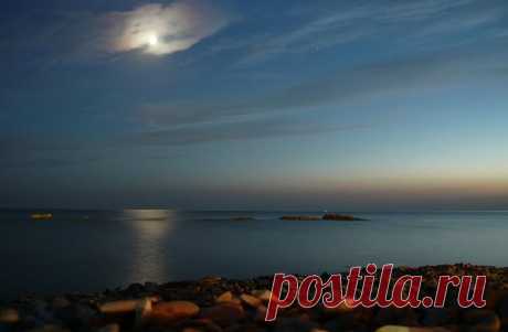 ...По лунной дорожке, лежащей на море, твой взгляд пробежит, поневоле искрясь.…