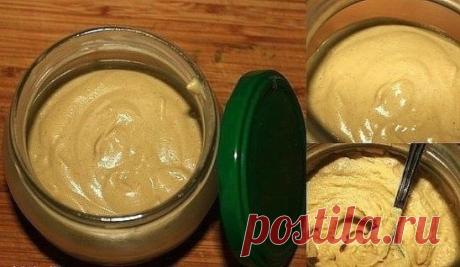 Домашняя горчица
Ингредиенты:
- 50 гр горчичного порошка
- 1 чайная ложка уксуса
- 1 столовая ложка растительного масла
- 1 чайная ложка меда (поддерживает крепость горчицы)
- 150 гр молока (не дает горчице стареть. Не скиснет, так как горчица убивает кисло-молочную микрофлору)
- щепотка соли
Все продукты хорошо вымешиваем и оставляем в герметичной посуде (банке, например) в тёмном, прохладном месте на ночь.
Потом храните горчицу в холодильнике.
Если добавить больше молока, то горчица будет