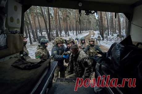 На Украине заявили о нежелании генералов ВСУ раздражать власти плохими новостями. Генералы Вооруженных сил Украины (ВСУ) не хотят раздражать власти страны плохими новостями. Об этом заявил журналист Юрий Бутусов. По его словам, Украина столкнулась с большими проблемами из-за обмана генералов ВСУ. «Очень вредит ложь в докладах на генеральском уровне», — написал он в соцсетях.