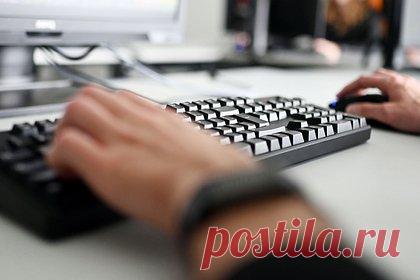 В России обнаружили новую схему мошенничества. Росфинмониторинг нашел новую схему мошенничества с криптокошельками. Она появилась на фоне новостей о том, что одна из криптовалютных бирж намерена запретить россиянам иметь счета и цифровые активы. Злоумышленники обзванивают россиян и предлагают помочь вывести средства. Для этого они убеждают их заплатить некий налог.