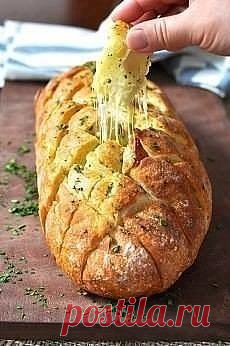 Хрустящий хлебушек пропитанный маслом, сыром и чесночком
Ингредиенты:
- 1 французский батон, лучше 