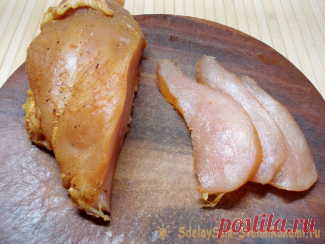 Балык из куриного филе Весьма изысканное блюдо, по внешнему виду и вкусу чем-то напоминающее балык из благородных сортов рыб, но, что удивительно, оно очень просто готовится. Балык из куриного филе не требует ни тепловой обработки, ни копчения, а только лишь времени, чтобы промариноваться и провялиться.Огромный плюс