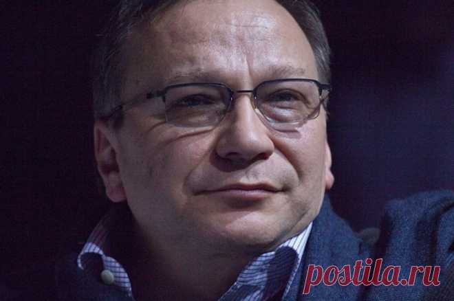Режиссер Игорь Угольников посетил выставку-форум «Россия». Режиссер осмотрел стенд Московской области.