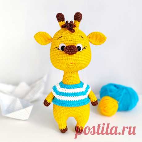 PDF Жираф Бананчик крючком. FREE crochet pattern; Аmigurumi toy patterns. Амигуруми схемы и описания на русском. Вязаные игрушки и поделки своими руками #amimore - жираф из обычной пряжи, жирафик в кофточке.