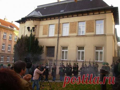 Стреляли три раза.