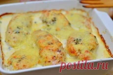 Невероятное вкусное куриное филе в сливочном соусе с сыром в духовке.