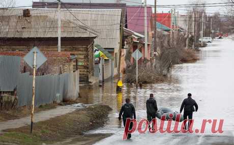 Ростехнадзор создал комиссию по расследованию причин прорыва дамбы. Ростехнадзор в 2020 году проводил плановую проверку на дамбе в Орске и выявил 38 замечаний, но не мог проверить выполнение своего предписания из-за моратория на внеплановые проверки, сообщили ТАСС в пресс-службе ведомства.