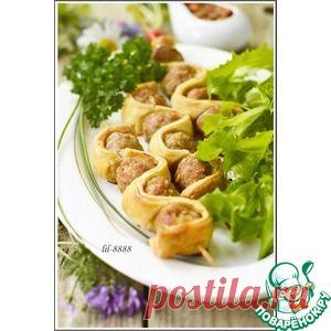 Фрикадельки со слоеным тестом на шпажках.