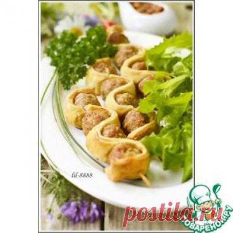 Фрикадельки со слоеным тестом на шпажках.