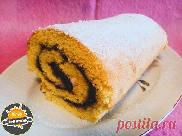 Быстрый и вкусный рулет
Продукты:
4 Яйца;
135 г Сахар;
135 г Мука;
1пакетик Ванильный сахар
сахарная пудра 
джем, варенье,нутелла или сгущенка

Способ приготовления :
1 Хорошо взбить яйца в теплом блюде или на горячей водяной бане. 
Удалите яичные желтки. 
2 Желтки взбить с половиной сахара и ванильным сахаром до увеличения в объеме примерно в два раза. В другой миске белки взбить с оставшимся сахаром да однородной белой массы. Муку и разрыхлитель смешать и хорошо просеять...