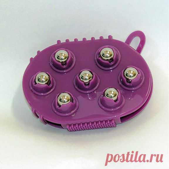 Массажная антицеллюлитная рукавица BATH MITT с массажными шариками Массажная антицеллюлитная рукавица это двойная сила против целлюлита! Самый тщательный уход для изнеженного тела: массажная рукавичка наносит двойной удар по целлюлиту, шероховатостям, неровностям и «гусиной коже»!
Мягкие ворсинки одной стороны рукавицы осуществляют нежный пилинг, осторожно отшелушивая ороговевшие клетки, улучшая микроциркуляцию и повышая тонус кожи. С помощью другой стороны производится активный антицеллюлитный