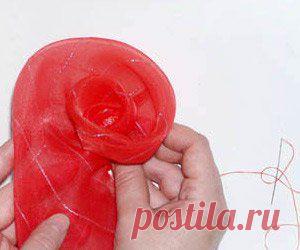 Украшение подушек цветами из лент