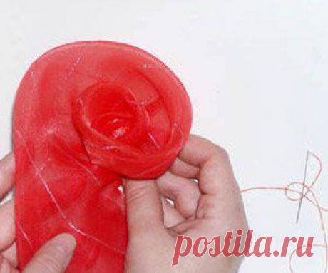 Украшение подушек цветами из лент