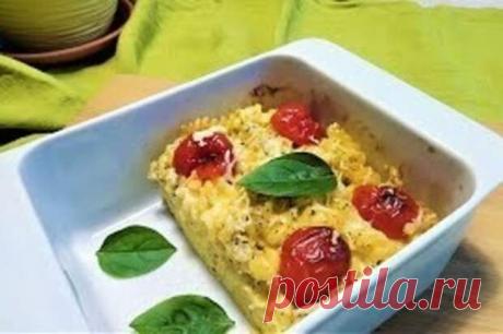 Вкусная запеканка из макарон по-итальянски - Четыре вкуса - 5 мая - 43349840142 - Медиаплатформа МирТесен Ингредиенты яйцо 2 шт. соль щепотка отварные макароны 200 гр. помидоры итальянские травы базилик молоко 3 ст.л. тертый сыр 100 гр. Рецепт приготовления Взбить яйца с молоком солью и травами венчиком. Соединить с макаронами и сыром. Выложить в форму посыпать сыром и сверху положить помидоры. - 5 мая - 43349840142 - Медиаплатформа МирТесен