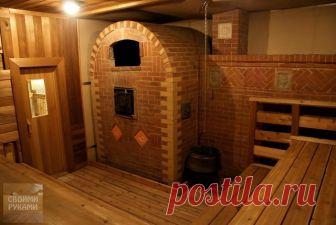 Как сделать кирпичную печь для бани своими руками? 
Пошаговая инструкция

Как правило, печку располагают так, чтобы одна её часть отдавала жар в парилку, а другая – поддерживала обогрев в предбаннике и зоне отдыха. 
Это можно считать классической планировкой, при котором отопление банного домика обеспечивает один источник. 

Кладка фундамента 
Поскольку вес печи-каменки из кирпича превышает полтонны, то фундамент для неё надо делать соответствующий. 
Масса одного куба кирп...