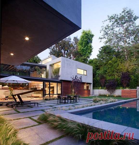 Частный дом San Lorenzo в Лос-Анджелесе Резиденция San Lorenzo была представлена проектным бюро Mike Jacobs Architecture в Лос-Анджелесе. С одной стороны особняк граничит с красивым частным садом, а с другой открывается вид на ухоженное поле для гольфа. Представленный двумя пересекающимися объемами L-образной формы, он отлично вписывается в окружение. В одной части дома расположен дневной блок с гостиной зоной и домашним кинотеатром. Раздвижные стеклянные двери предлагают выход на открытую…