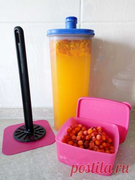 Друзья, здравствуйте!

Тема напитков в контейнере Универсал Tupperware бездонна и неисчерпаема. :)

Сегодня – из замороженной облепишки: расходую последние прошлогодние запасы.

Ягоды высыпать в Универсал, разморозить при комнатной температуре, добавить 5 ст.ложек сахара с верхом, размять толкушкой, залить кипятком, охладить. Ммммм, кисленько, витаминно, вкусно!

Универсал с ситом 2 л https://www.posuda-tupperware.ru/konteyners/konteyner.. Сито Универсала фильтрует жмых – ...