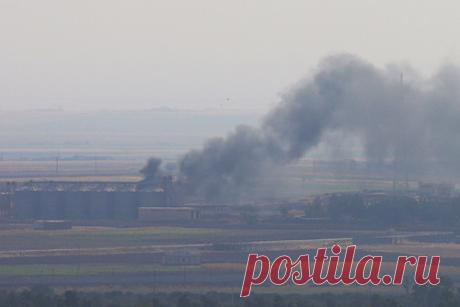 В Сирии напали на военную базу США. Американская военная база в провинции Дейр-эз-Зор на северо-востоке Сирии подверглась ракетному обстрелу. Объект размещается в районе нефтяного месторождения «Омар». Сейчас над территорией базы виден столб дыма. Кто стоит за нападением, не уточняется. Данных о жертвах нет.