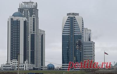 ТАСС публикует кадры последствий атаки на "Грозный-сити". Глава Чечни пообещал скоро отправить "подарок" в ответ на удар БПЛА по высотному зданию в Грозном