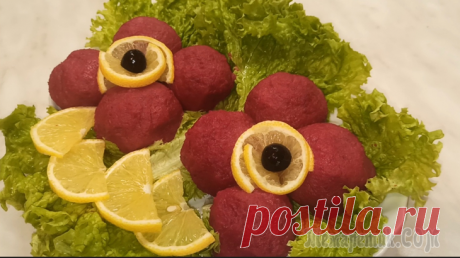 Закуска шарики из свеклы с сельдью на Новый год Всем привет! Предлагаю приготовить новогоднюю закуску шарики из свеклы с сельдью - по вкусу это почти селедка под шубой, но в оригинальной подаче. Шарики из свеклы с сельдью – это очень красивая закус...