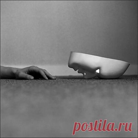 Друзей очерчивайте круг,
Не раскрывайте всем объятья:
Порой размах широкий рук
Весьма удобен для распятия...