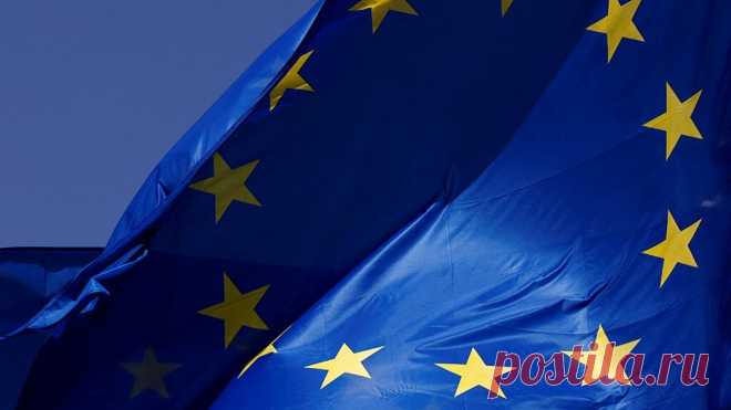 ЕС примет директиву, разрешающую конфискацию активов РФ при обходе санкций Директива, разрешающая конфискацию российских активов в Евросоюзе (ЕС) в случае обхода санкций, будет принята в октябре. Об этом в ходе сессии заявил европейский комиссар по вопросам юстиции Дидье Рейндерс, следует из трансляции на сайте Совета ЕС 12 июня. По его словам, согласие Европарламента на это получено, консенсус есть и в Совете. «Документ будет официально одобрен советом после летнего перер...