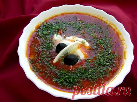 Солянка сборная мясная
(самый популярный русский праздничный суп)


Ингредиенты на 4-литровую кастрюлю:

• говядина – 700 г 
• мясные деликатесы – 6-10 видов, весом до 1 кг 
• морковка – 150 г 
• лук – 150 г 
• огурцы (маринованные или соленые) 
• томатная паста – 5 ст. л. 
• каперсы – 3 ст. л. 
• черный перец (по вкусу) 
• лавровый лист – 3-4 шт. 
• растительное масло 
• лимон – по 1 дольке на порцию 
• зелень, маслины (по вкусу)
