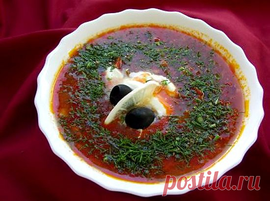 Солянка сборная мясная
(самый популярный русский праздничный суп)


Ингредиенты на 4-литровую кастрюлю:

• говядина – 700 г 
• мясные деликатесы – 6-10 видов, весом до 1 кг 
• морковка – 150 г 
• лук – 150 г 
• огурцы (маринованные или соленые) 
• томатная паста – 5 ст. л. 
• каперсы – 3 ст. л. 
• черный перец (по вкусу) 
• лавровый лист – 3-4 шт. 
• растительное масло 
• лимон – по 1 дольке на порцию 
• зелень, маслины (по вкусу)