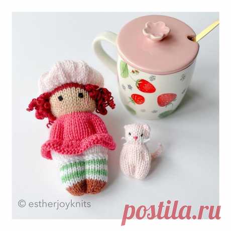 🎶 Who wakes up bright in a cake made of strawberries? 🎶🍓🍰.
I’m writing up my latest design and I’m have a question:  should I publish the patterns as a collection? Or do you prefer a separate pattern for each doll?
#knittersofinstagram #knittingdesign #knittingdesigner #knitteddoll